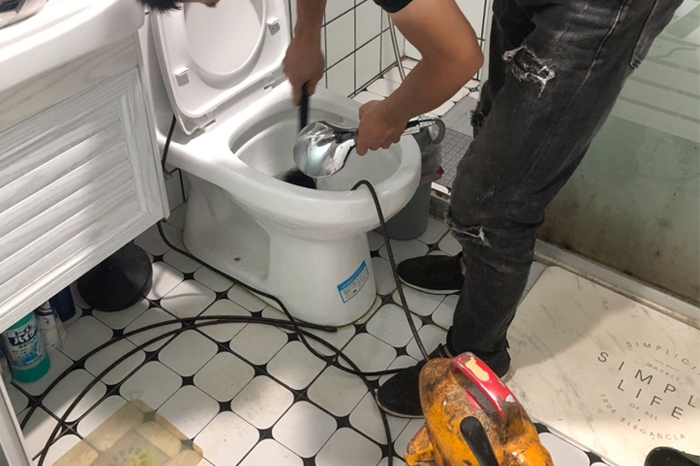 芝罘马桶堵塞自己疏通还是找师傅?专业上门服务让你省时更省心